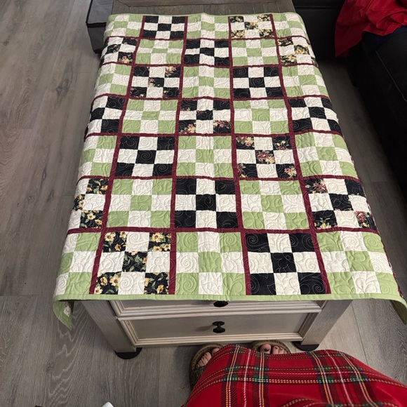 Elegant Patchwork Quilt with Green, Black, and Red Accents